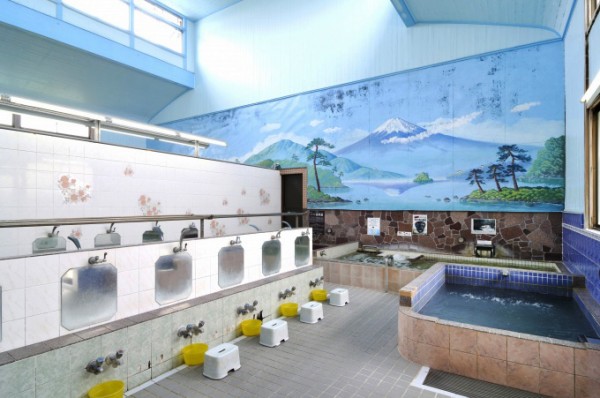 Murales con el monte Fuji son un tema tradicional de estos baños.