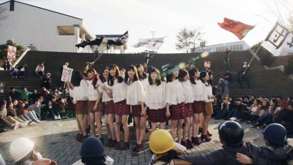 El video musical de AKB48 se ubica dos años después de los disturbios.