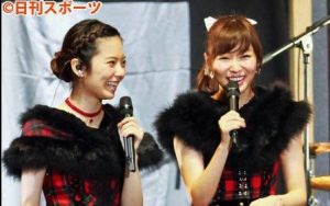 Shimazaki y Sashihara durante el anuncio del sencillo 46