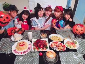 Nana Owada celebró con sus amigas el "Halloween"