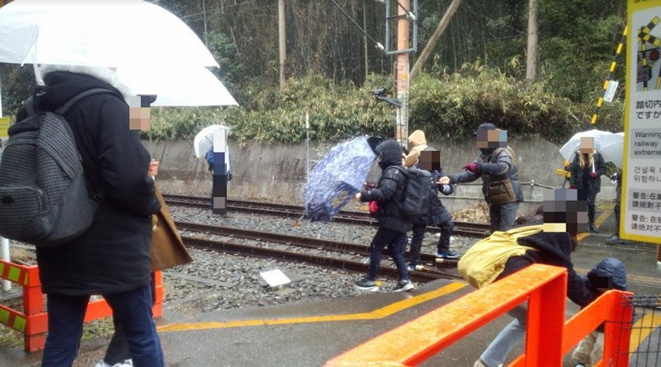 Otakus de trenes -tecchan- y otakus de idols -wotas-  invaden las vias para tomarse fotos