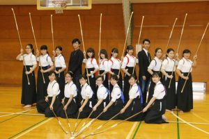 Nogizaka 46 con equipo de Naginata en escuela preparatoria de Tokyo