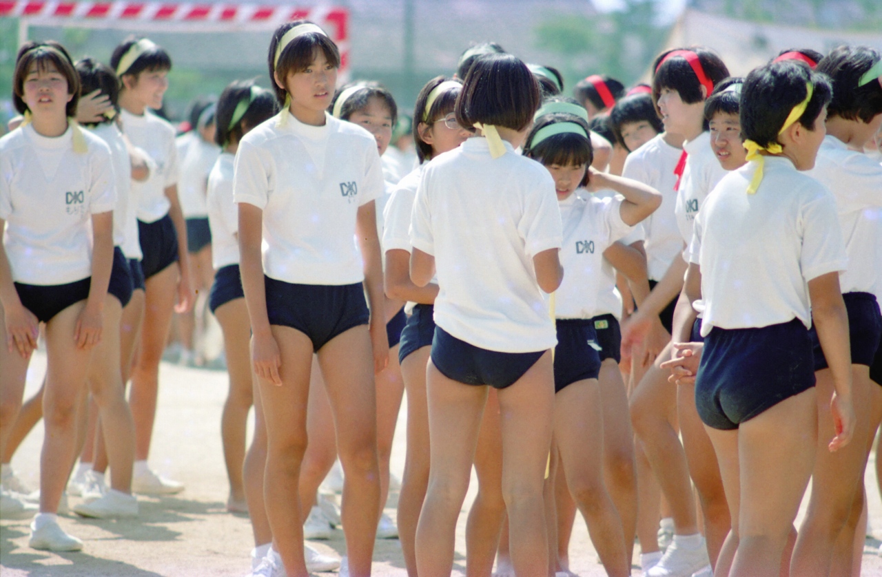 Japan teen school. Форма для физкультуры в Японии. Японские школьники в шортах. Япония школа Физкультурная форма.