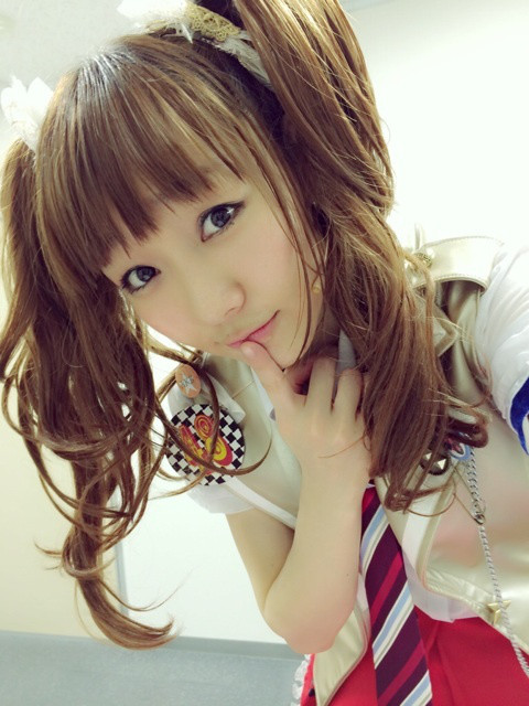 El cabello castaño "teñido" se prohíbe en muchas escuelas públicas en Japón, debido a que no es un color "natural" de los japoneses..
